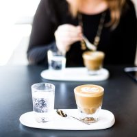 黑盒工坊编辑小林在白板前整理术语词条，手里拿着记号笔，白板上贴满分类标签